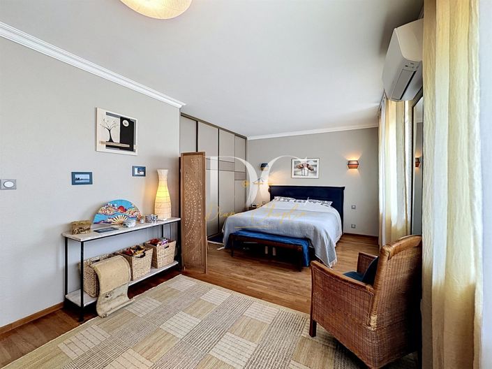 Image No.7-5 Bed House for sale
