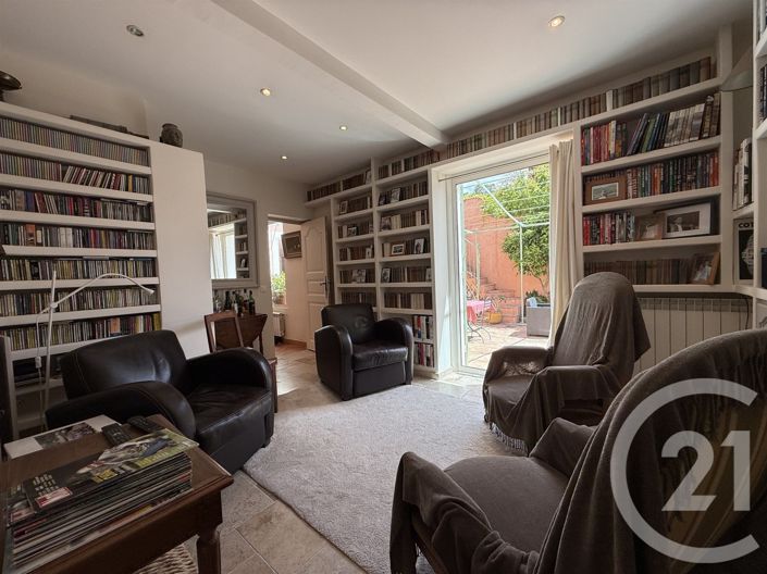 Image No.8-7 Bed House for sale