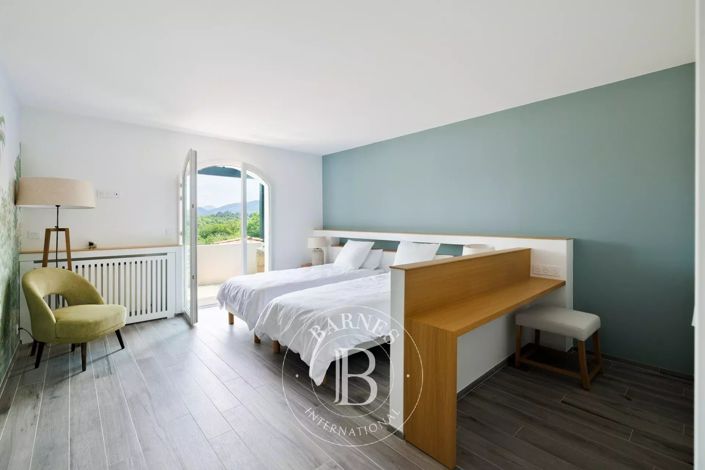 Image No.20-5 Bed House for sale