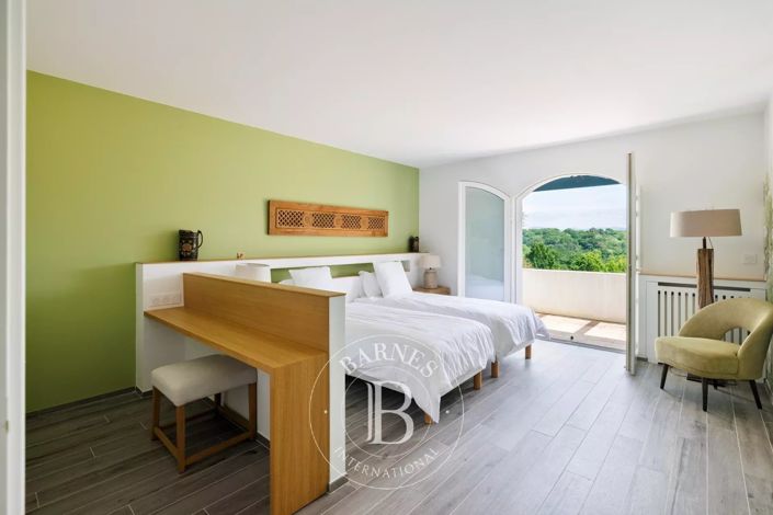 Image No.21-5 Bed House for sale