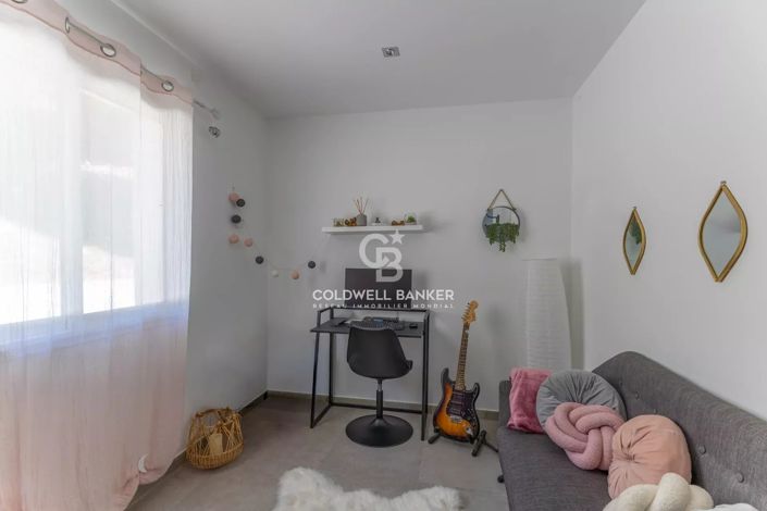 Image No.21-4 Bed House for sale