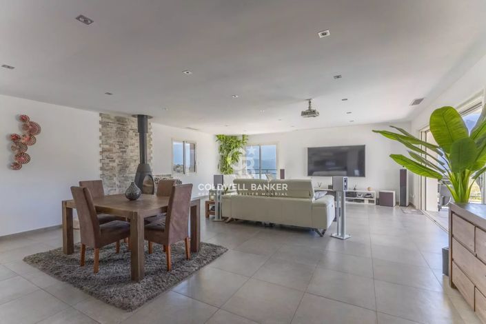 Image No.8-4 Bed House for sale