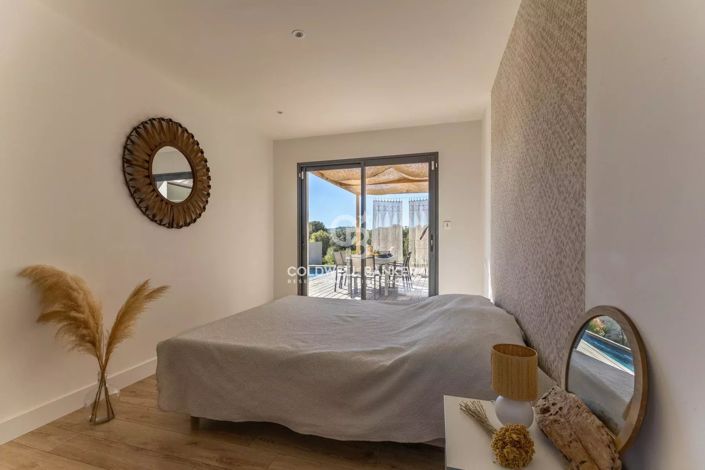 Image No.28-4 Bed House for sale