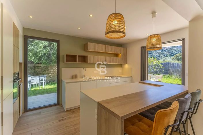 Image No.8-4 Bed House for sale