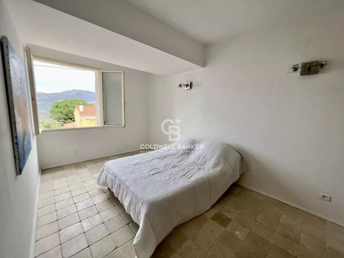 Image No.40-10 Bed House for sale