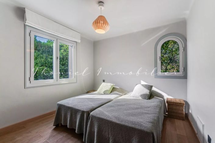Image No.8-6 Bed House for sale