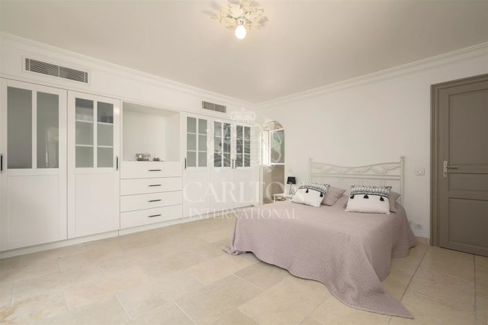 Image No.18-4 Bed House for sale