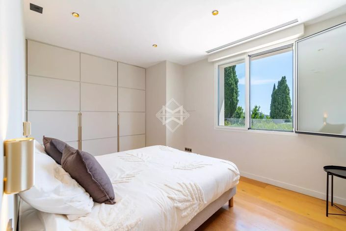 Image No.12-5 Bed House for sale