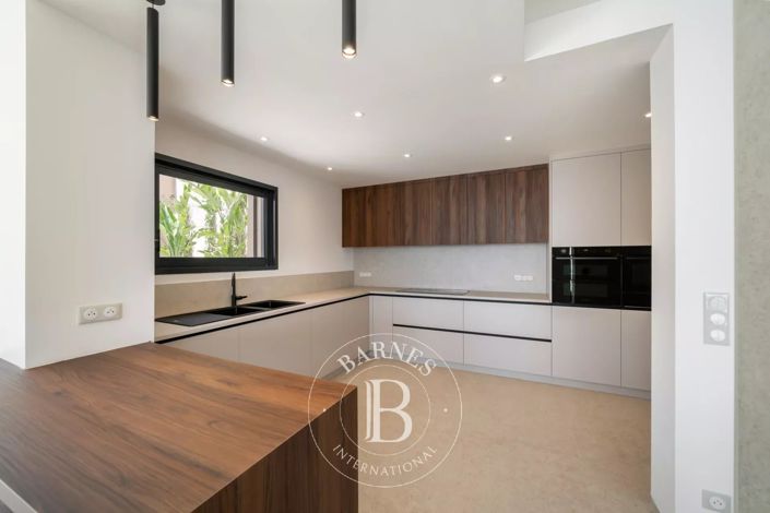 Image No.5-5 Bed House for sale