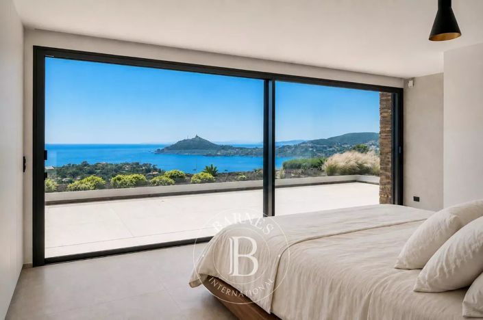 Image No.6-5 Bed House for sale