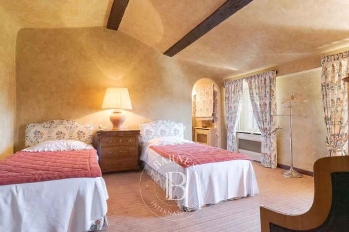 Image No.37-13 Bed House for sale