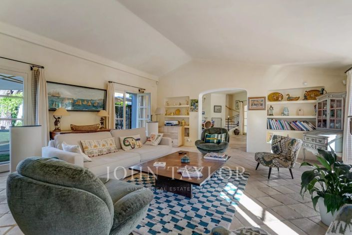 Image No.8-5 Bed House for sale