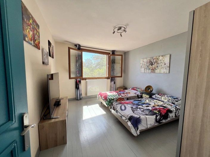 Image No.8-6 Bed House for sale