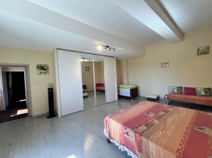 Image No.9-6 Bed House for sale