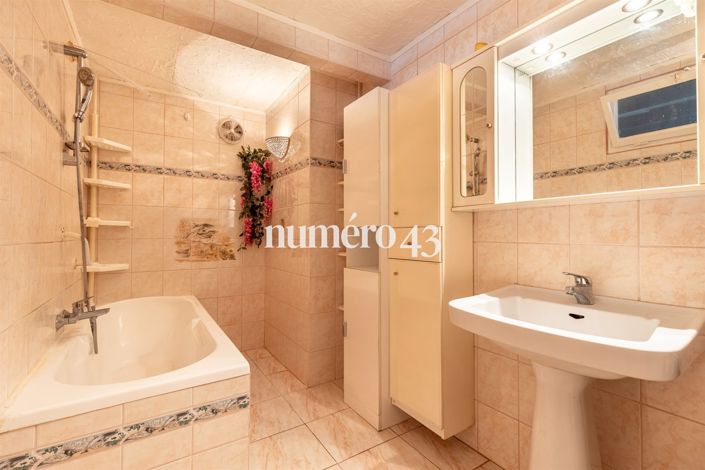 Image No.13-2 Bed House for sale