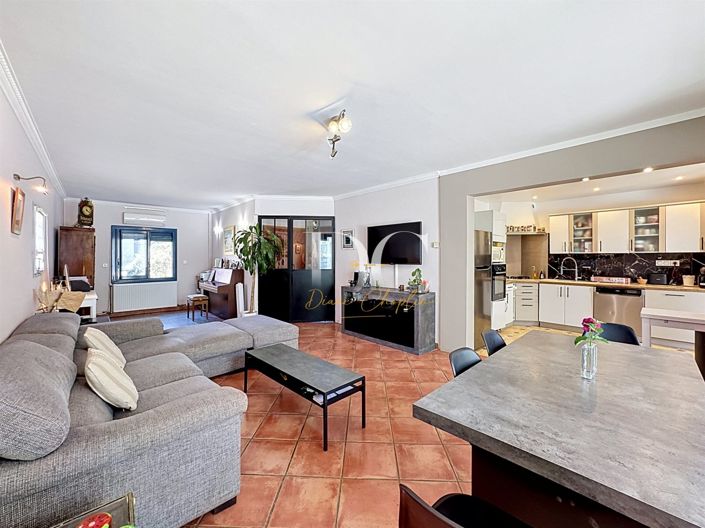 Image No.2-4 Bed House for sale
