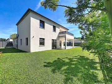 1 - Monteux, Property