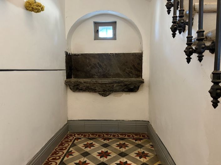 Image No.8-5 Bed House for sale