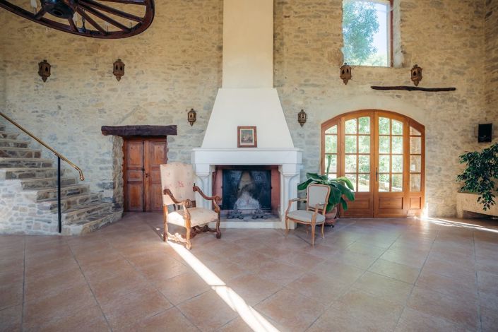 Image No.10-7 Bed Property for sale