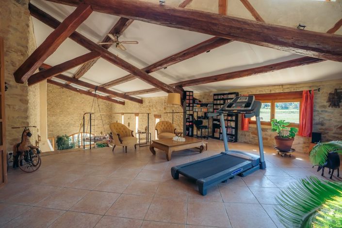 Image No.17-7 Bed Property for sale
