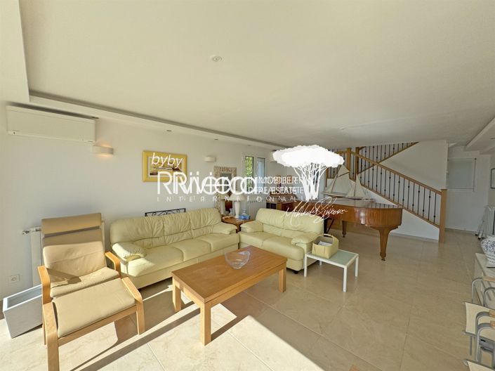 Image No.8-5 Bed House for sale