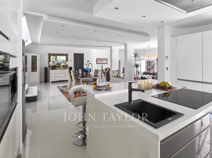 Image No.11-6 Bed House for sale