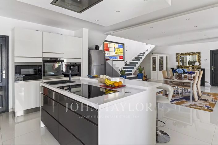 Image No.9-6 Bed House for sale