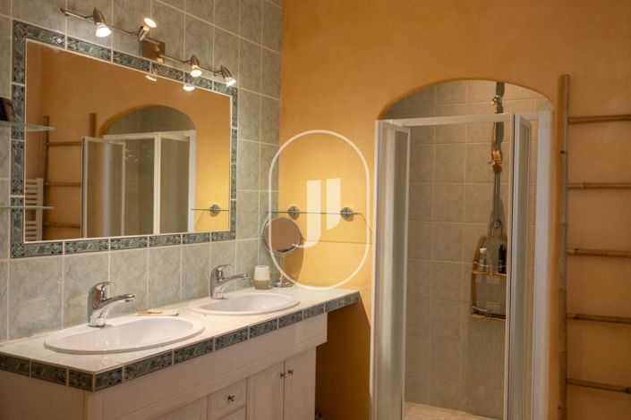Image No.8-6 Bed House for sale