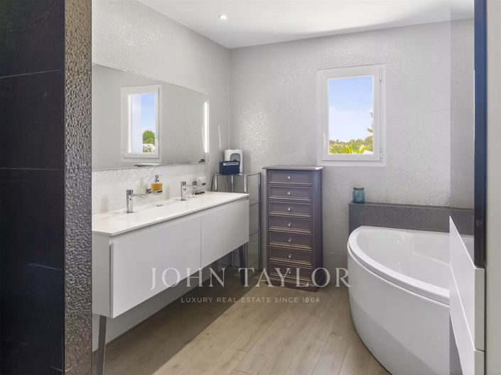Image No.15-7 Bed House for sale