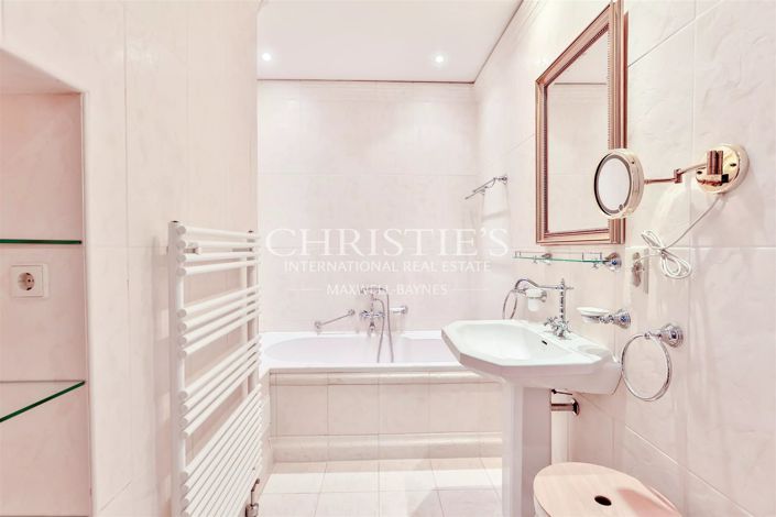 Image No.31-14 Bed Property for sale