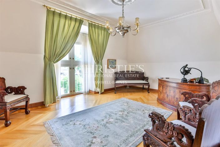 Image No.33-14 Bed Property for sale