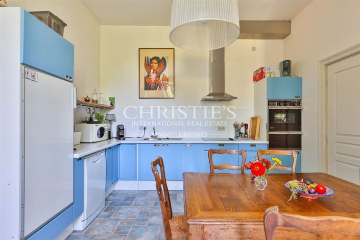 Image No.47-14 Bed Property for sale