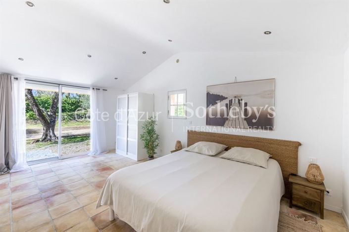 Image No.20-8 Bed House for sale