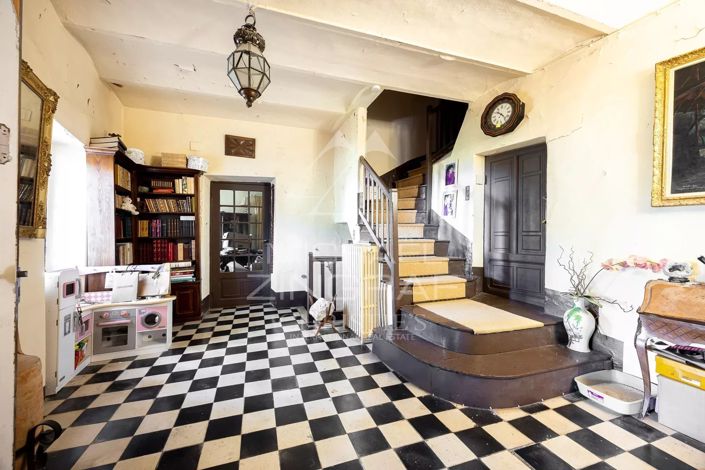 Image No.6-8 Bed House for sale