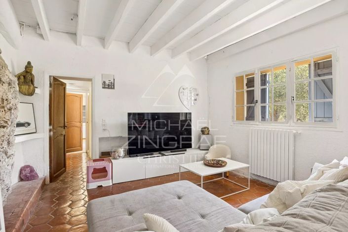 Image No.8-8 Bed House for sale