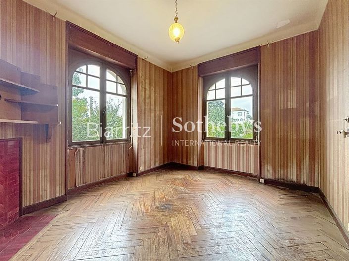 Image No.10-7 Bed House for sale