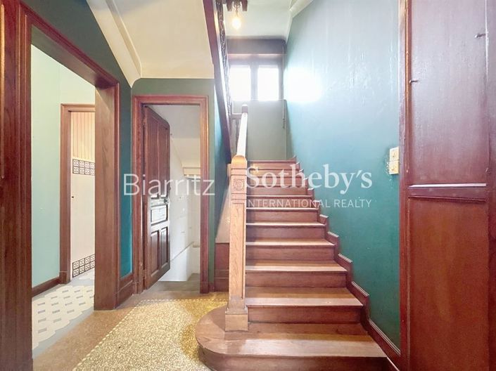 Image No.8-7 Bed House for sale