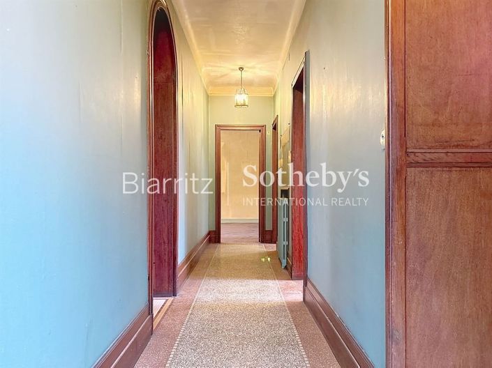Image No.9-7 Bed House for sale
