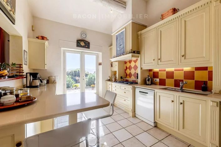 Image No.8-6 Bed House for sale