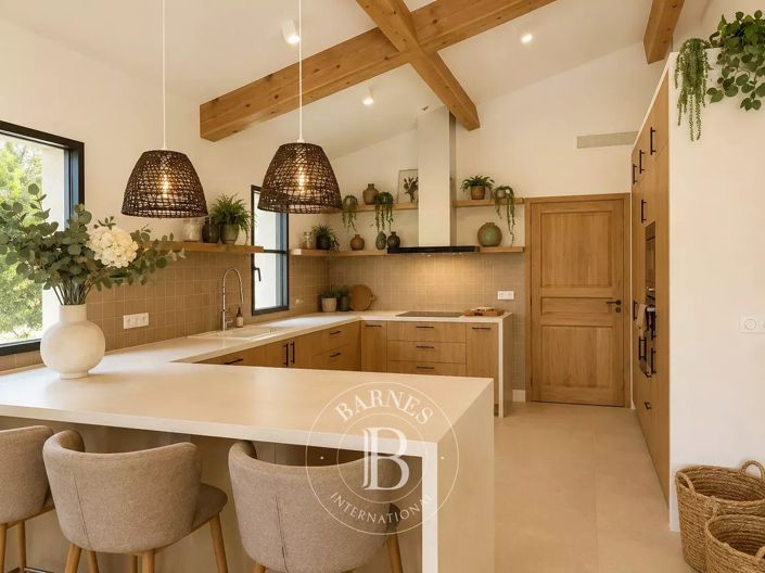 Image No.8-5 Bed House for sale