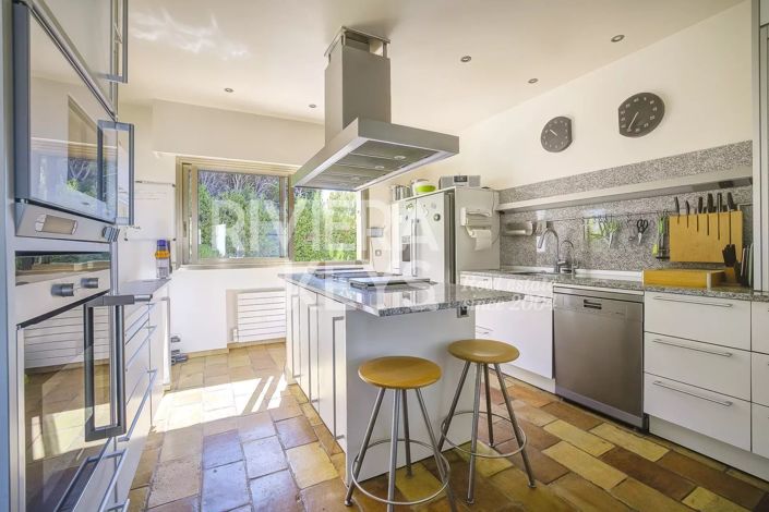 Image No.6-5 Bed House for sale