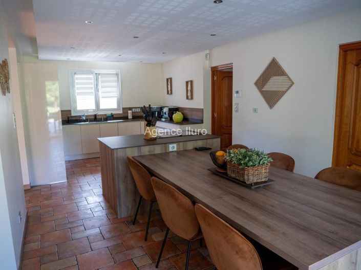 Image No.8-4 Bed House for sale