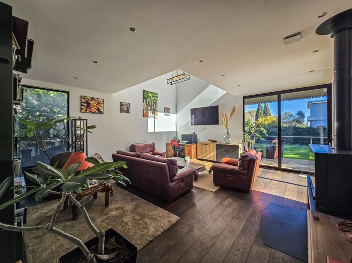 Image No.6-5 Bed House for sale