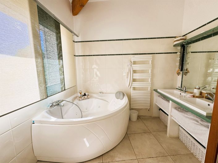Image No.8-6 Bed House for sale