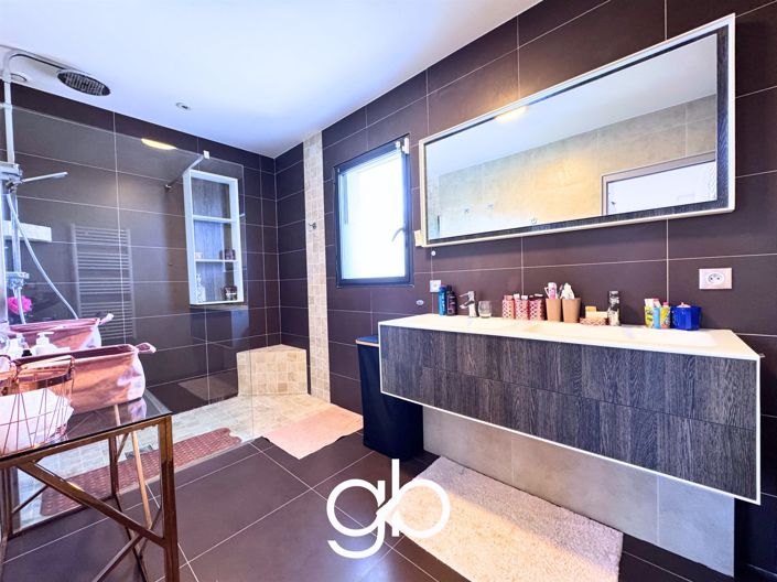 Image No.8-3 Bed House for sale