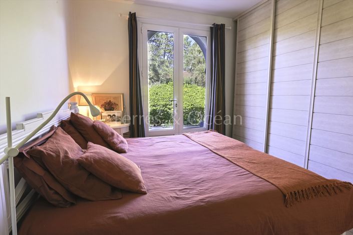 Image No.8-5 Bed House for sale