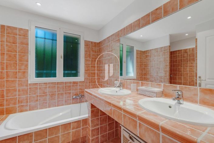 Image No.10-4 Bed House for sale
