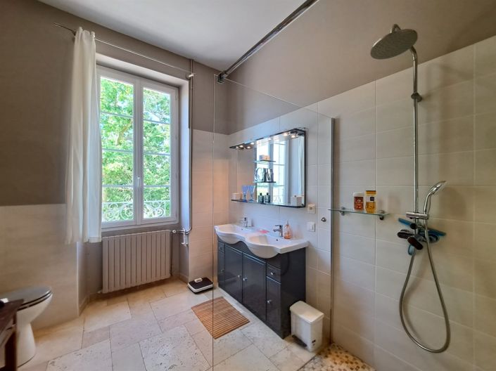 Image No.18-8 Bed Property for sale