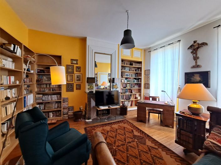 Image No.19-8 Bed Property for sale