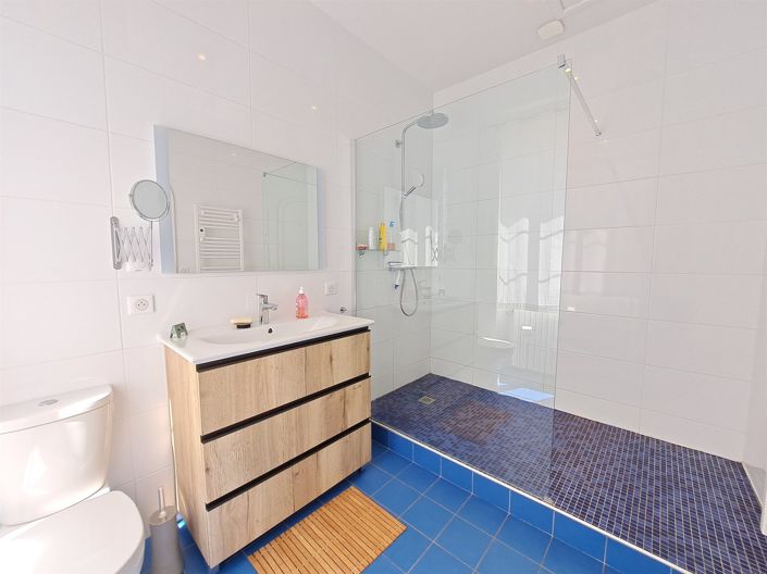 Image No.23-8 Bed Property for sale